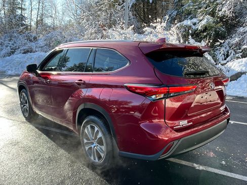 Used 2022 Toyota Highlander XLE image 3