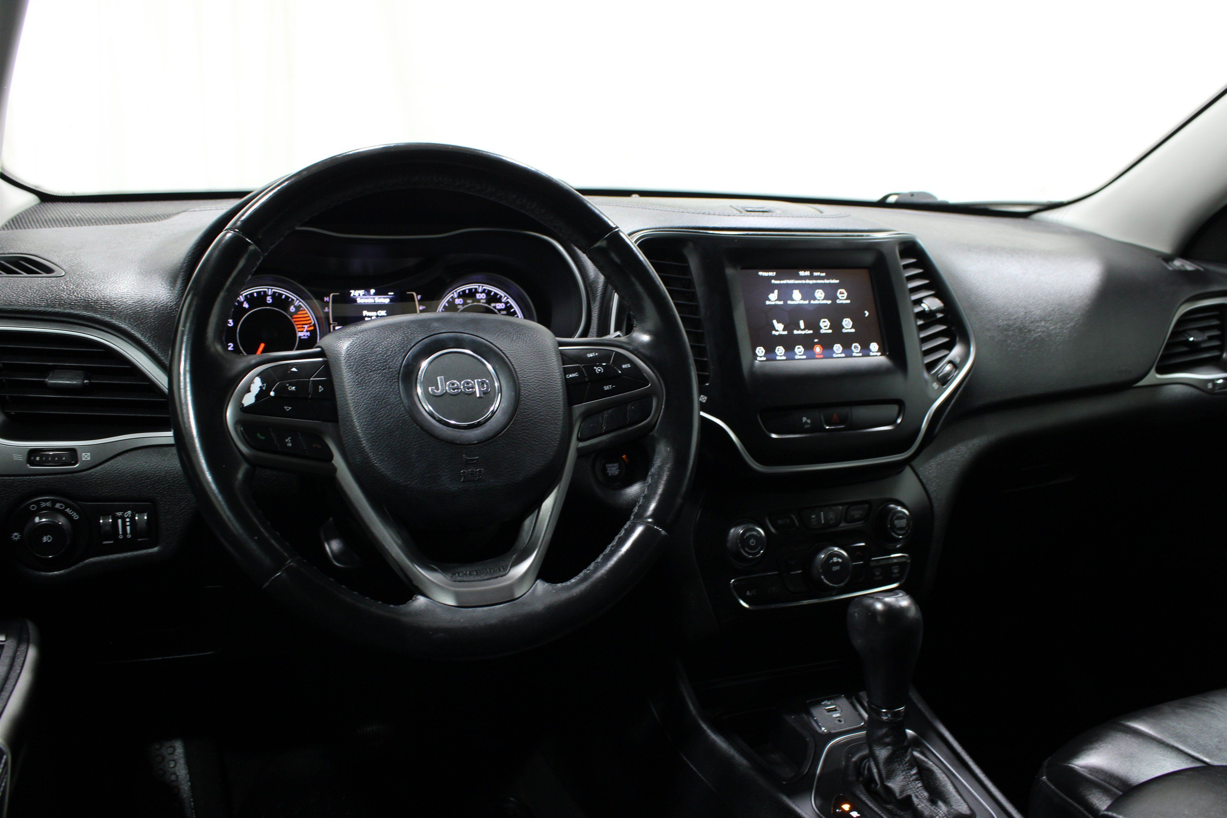 Used 2019 Jeep Cherokee Latitude Plus w/ Cold Weather Group FWD image 2