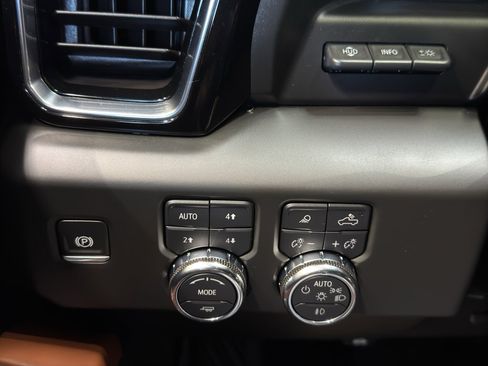 Used 2025 GMC Sierra 3500 Denali Ultimate AWD/4WD image 38