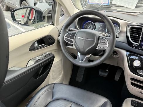 Used 2024 Chrysler Pacifica Touring-L FWD image 10