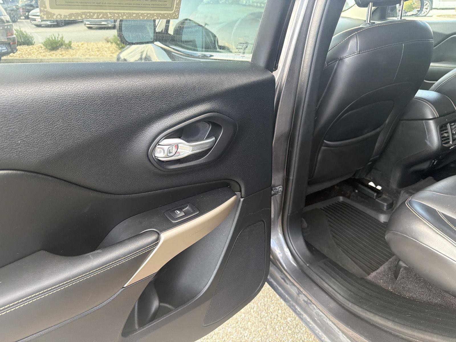 Used 2018 Jeep Cherokee Limited AWD/4WD image 26