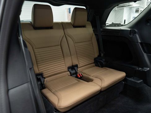 Used 2023 Land Rover Discovery S R-Dynamic image 12