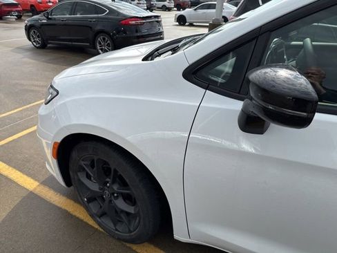 Used 2025 Chrysler Pacifica Limited image 33