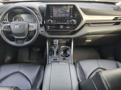 Used 2022 Toyota Highlander XLE image 14