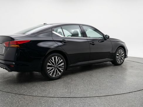Used 2025 Nissan Altima 2.5 SV FWD image 9