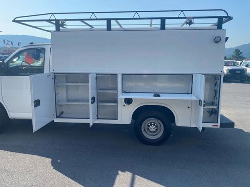 Used 2016 Chevrolet Express 3500 image 21