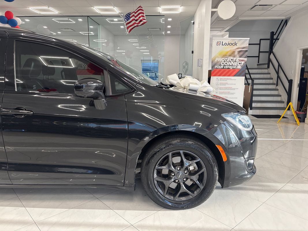 Used 2019 Chrysler Pacifica Touring-L Plus w/ Advanced Safetytec Group FWD image 9