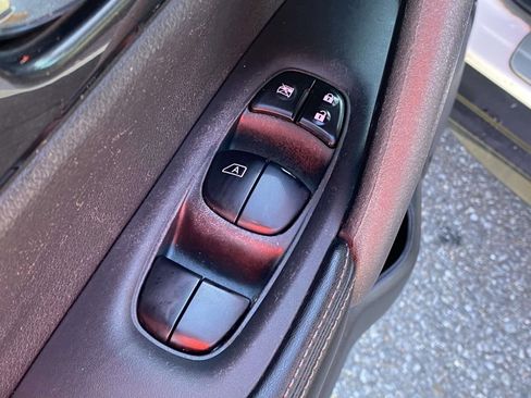 Used 2018 Nissan Rogue SV image 17