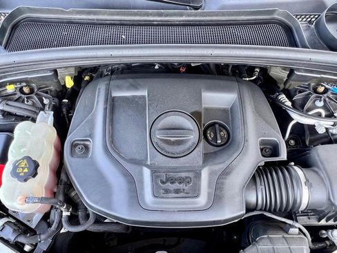 Used 2022 Jeep Grand Cherokee Overland w/ Luxury Tech Group IV image 9