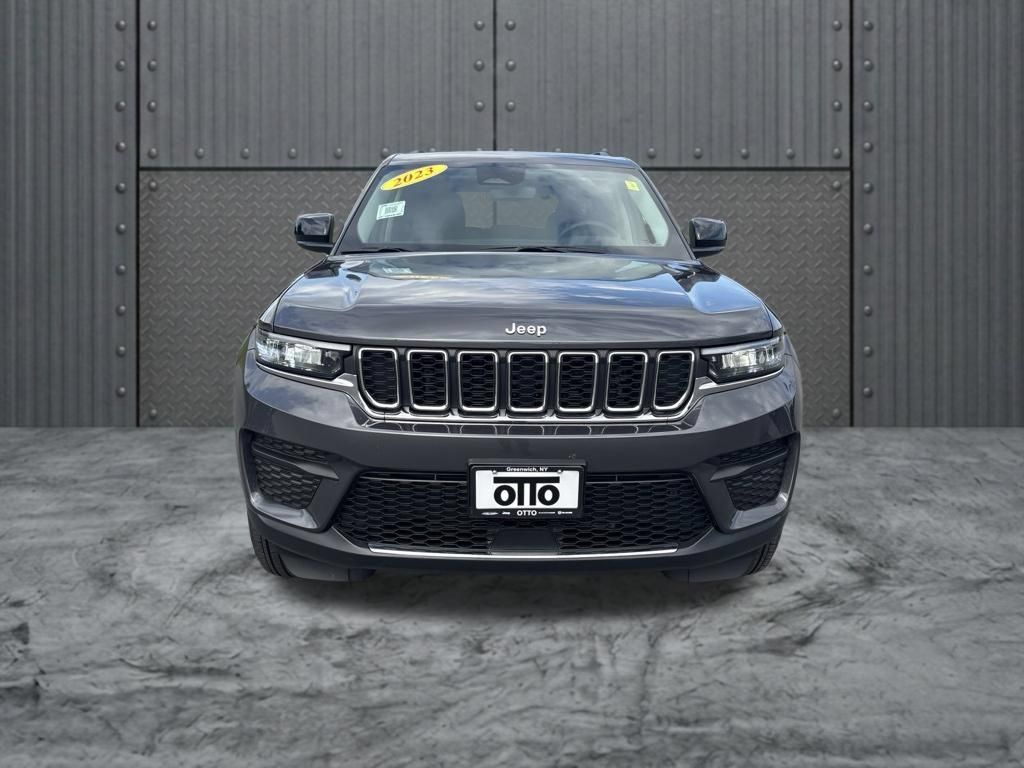 Used 2023 Jeep Grand Cherokee Laredo AWD/4WD image 2