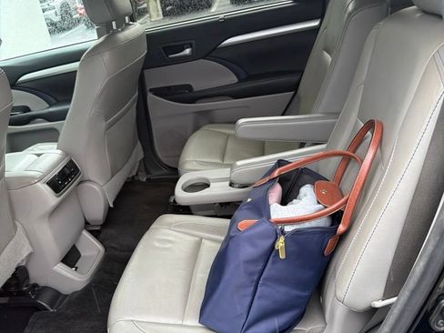 Used 2016 Toyota Highlander XLE FWD image 11