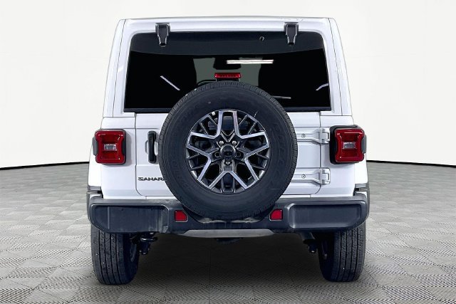 Used 2026 Jeep Wrangler Unlimited Sahara AWD/4WD image 5