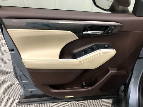Used 2021 Toyota Highlander Limited FWD image 12