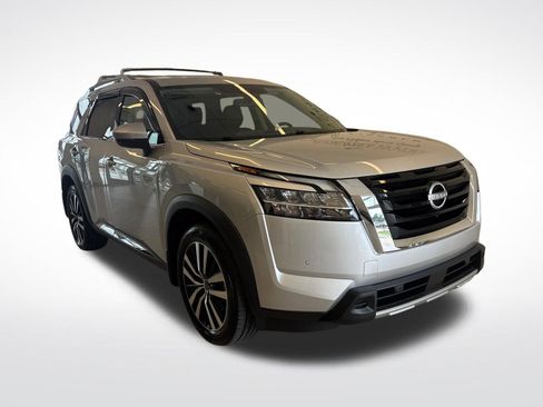 Used 2024 Nissan Pathfinder Platinum FWD image 4