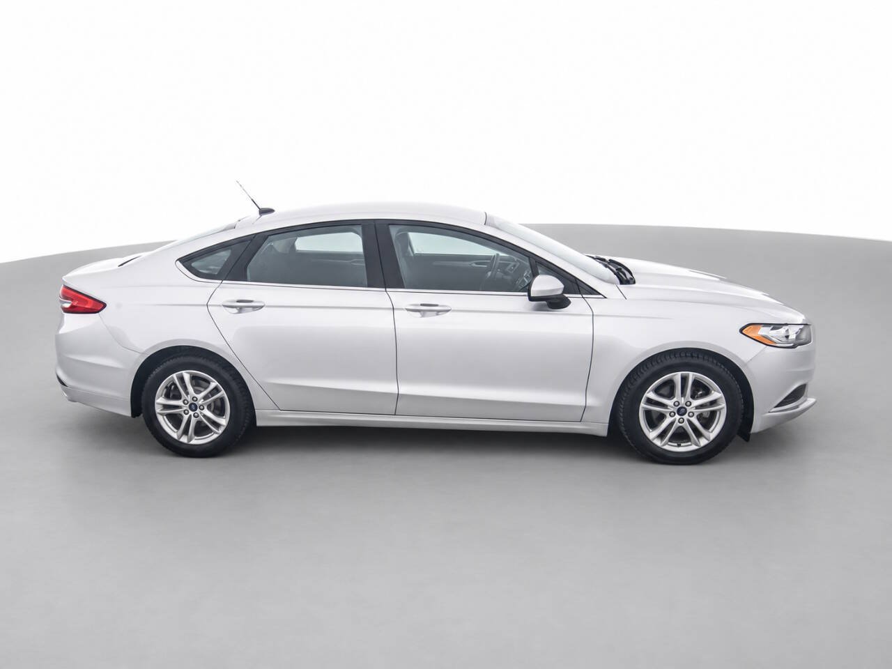 Used 2018 Ford Fusion SE w/ Fusion SE Technology Package FWD image 4