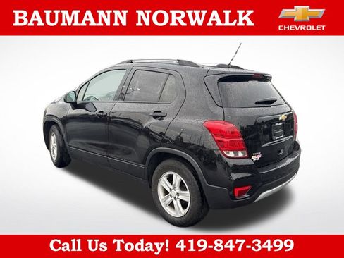 Used 2022 Chevrolet Trax LT w/ LT Convenience Package FWD image 2