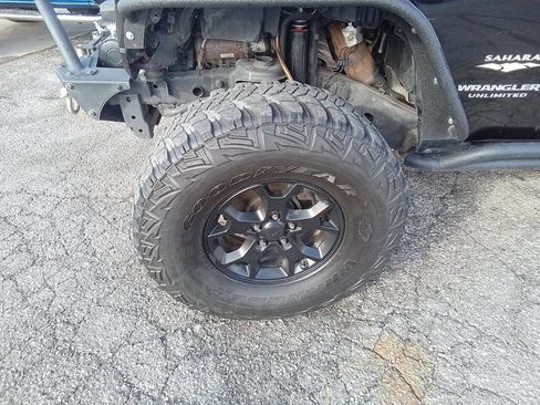 Used 2014 Jeep Wrangler Unlimited Sahara w/ Dual Top Group image 18