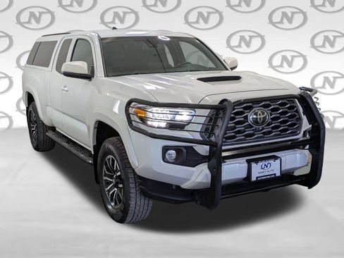 Used 2022 Toyota Tacoma TRD Sport w/ TRD Premium Sport Package AWD/4WD image 29