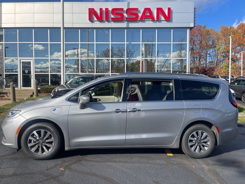 Used 2021 Chrysler Pacifica Touring-L image 2