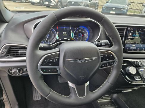 Used 2025 Chrysler Pacifica Select FWD image 16