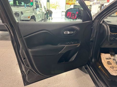 Used 2019 Jeep Cherokee Limited AWD/4WD image 11