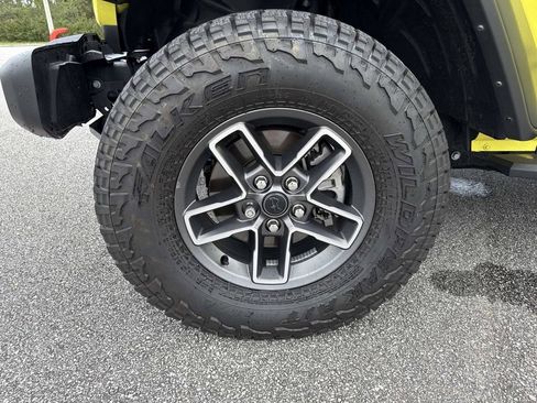 Used 2024 Jeep Gladiator Mojave w/ Technology Group image 9