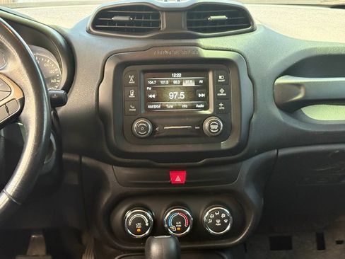 Used 2017 Jeep Renegade Latitude FWD image 11