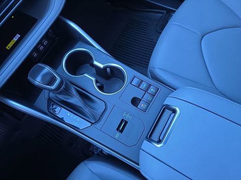 Used 2023 Toyota Highlander XLE image 32