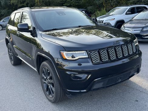 Used 2021 Jeep Grand Cherokee Laredo X AWD/4WD image 3