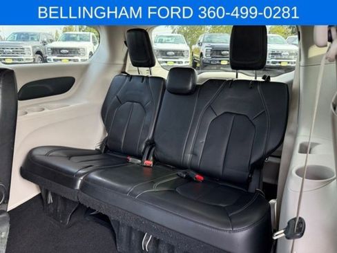 Used 2024 Chrysler Pacifica Touring-L image 37