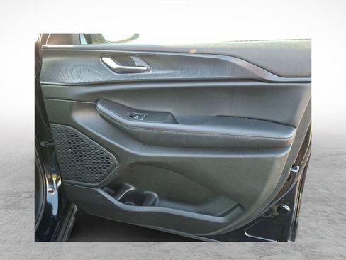 Used 2025 Jeep Grand Cherokee Altitude image 10