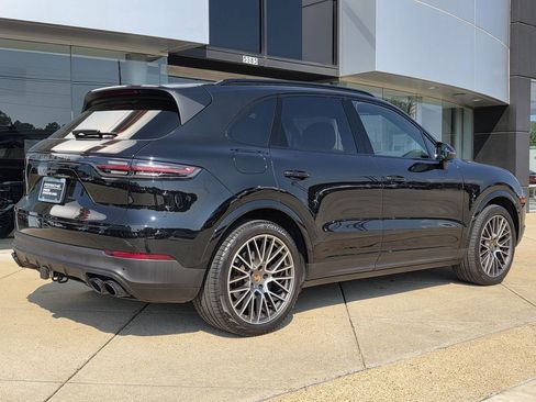 Used 2023 Porsche Cayenne Platinum Edition image 9