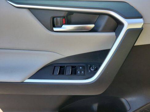 Used 2023 Toyota RAV4 XLE Premium image 16