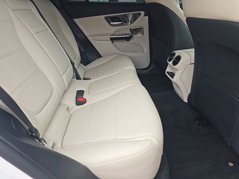 Used 2023 Mercedes-Benz GLC 300 4MATIC image 32