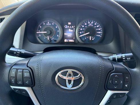 Used 2020 Toyota Sienna L FWD image 31