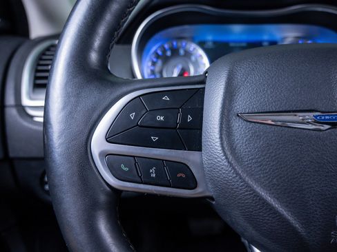 Used 2018 Chrysler 300 Limited image 18