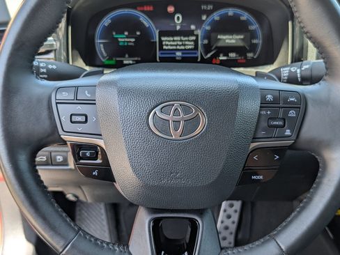 Used 2025 Toyota Camry XSE FWD image 18