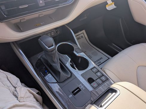 Used 2024 Toyota Highlander Limited image 22