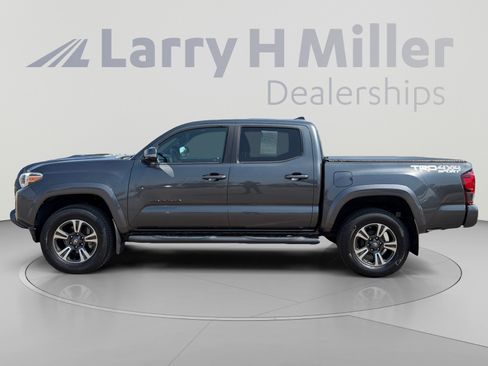 Used 2018 Toyota Tacoma TRD Sport AWD/4WD image 3