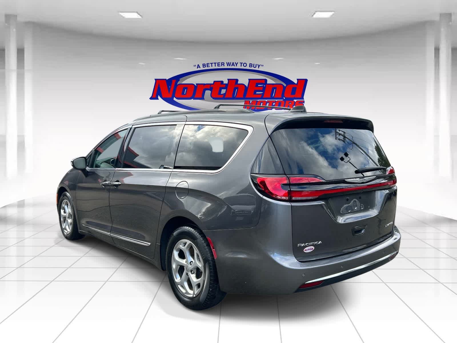 Used 2023 Chrysler Pacifica Limited FWD image 5