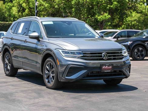 Certified 2022 Volkswagen Tiguan SE FWD image 3