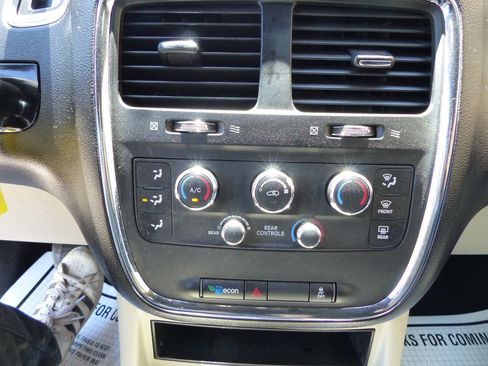 Used 2019 Dodge Grand Caravan SXT FWD image 32
