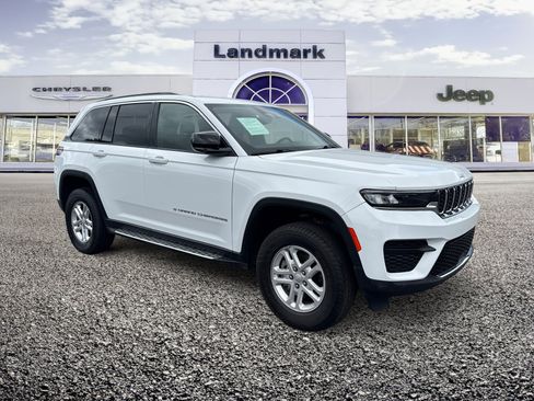 Used 2024 Jeep Grand Cherokee Laredo AWD/4WD image 20