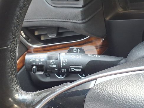 Used 2015 Cadillac Escalade Luxury image 21