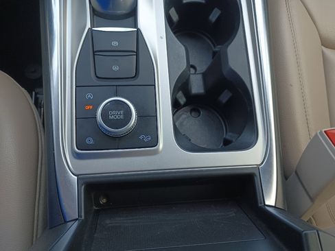 Used 2020 Ford Explorer XLT w/ Equipment Group 202A image 21