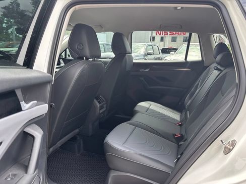 Used 2025 Volkswagen Tiguan SE FWD image 15