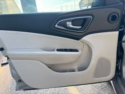 Used 2016 Chrysler 200 Limited FWD image 10