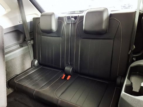 Used 2022 Volkswagen Tiguan SE w/ Panoramic Sunroof Package image 9