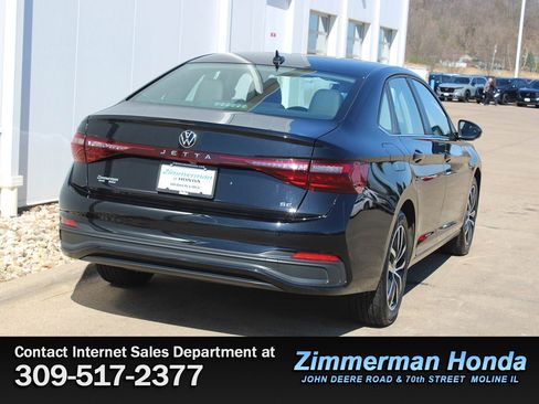 Used 2025 Volkswagen Jetta SE FWD image 2