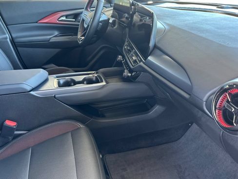 Used 2024 Chevrolet Equinox EV RS FWD image 25